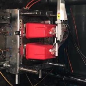 видео пластмассовый мусорный ящик