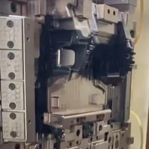 Видео 4 полости для автомобильных пластиковых деталей, отлитых под давлением