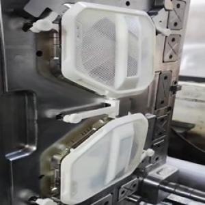 Пластиковая белая крышка впрыскивается